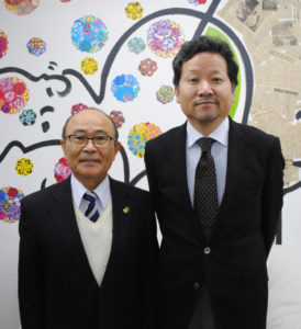 左から来社した平田事務局長と大久保企画戦略委員会委員長