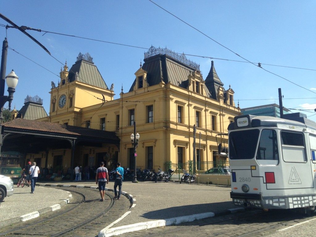 Estacao Bistroの外観。すぐ側を路線電車が走る。