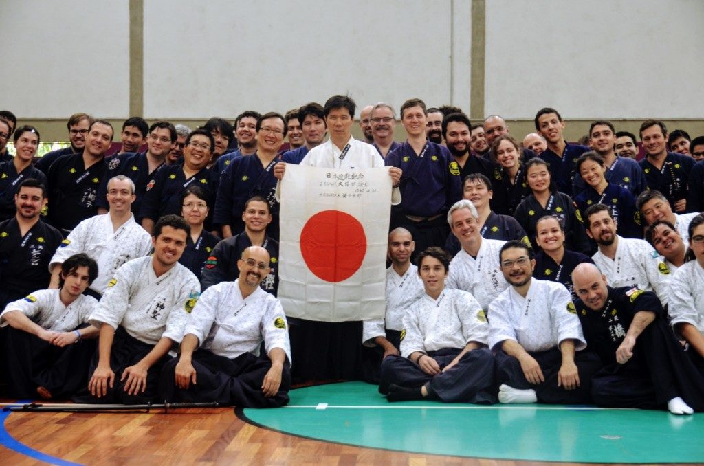 岸川代表を中央に囲んだ集合写真（提供写真）