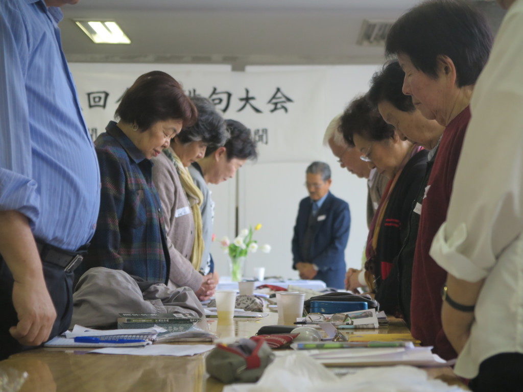 先駆者に黙祷を捧げる大会参加者