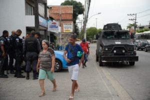 映画『シティ・オブ・ゴッド』の舞台になった、スラム街のシダージ・デ・デウスに住む人々は暴力と隣り合わせの日常を送っている。（参考画像 - Fernando Frazão/Agência Brasil）