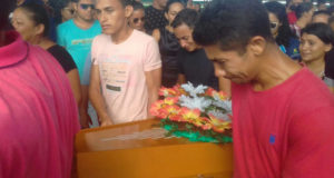 パラー州ポルト・デ・モス市で、事故で亡くなった人の棺に寄り添う人々（MÁRCIO FLEXA/SECOM）