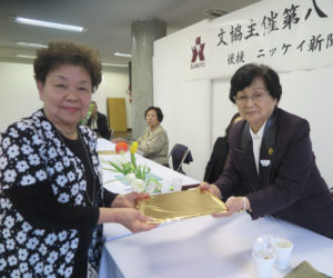 富重久子選者（右）から特選に選ばれた西谷律子さん（左）