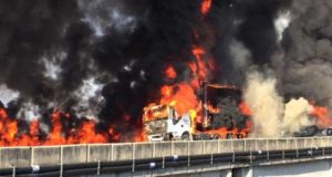 橋の上で炎上するトラックや乗用車（Corpo de Bombeiros）