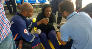 バイーア州の事故で、救助された女性（Popular FM/O Bruto）