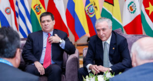 パラグァイのコルテス大統領と会談するテメル伯国大統領（21/07/2017、亜国メンドンサで、Foto: Alan Santos/PR）