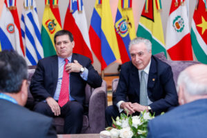 パラグァイのコルテス大統領と会談するテメルブラジル大統領（21/07/2017、亜国メンドンサで、Foto: Alan Santos/PR）