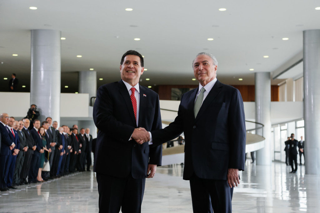 ２１日に電撃来伯したカルテス大統領を迎えるテメル大統領（Foto: Beto Barata/PR）