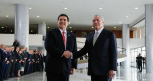２１日に電撃来伯したカルテス大統領を迎えるテメル大統領（Foto: Beto Barata/PR）