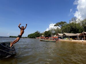 アマゾン河中流サンタレーン、まるで海岸のような砂浜で遊ぶ子供たち（FOTO: SIDNEY OLIVEIRA/AG. PARA）