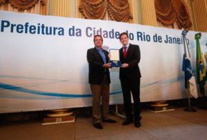 今年１月１日付で、リオ市長に就任したマルセロ・クリヴェッラ氏（右）（参考画像 - Shana Reis/GERJ）