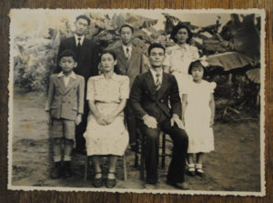 ５２年の家族写真。前列左から２番目がさたよさん。長女の愛子さん（後列右）が作った洋服を着ている。