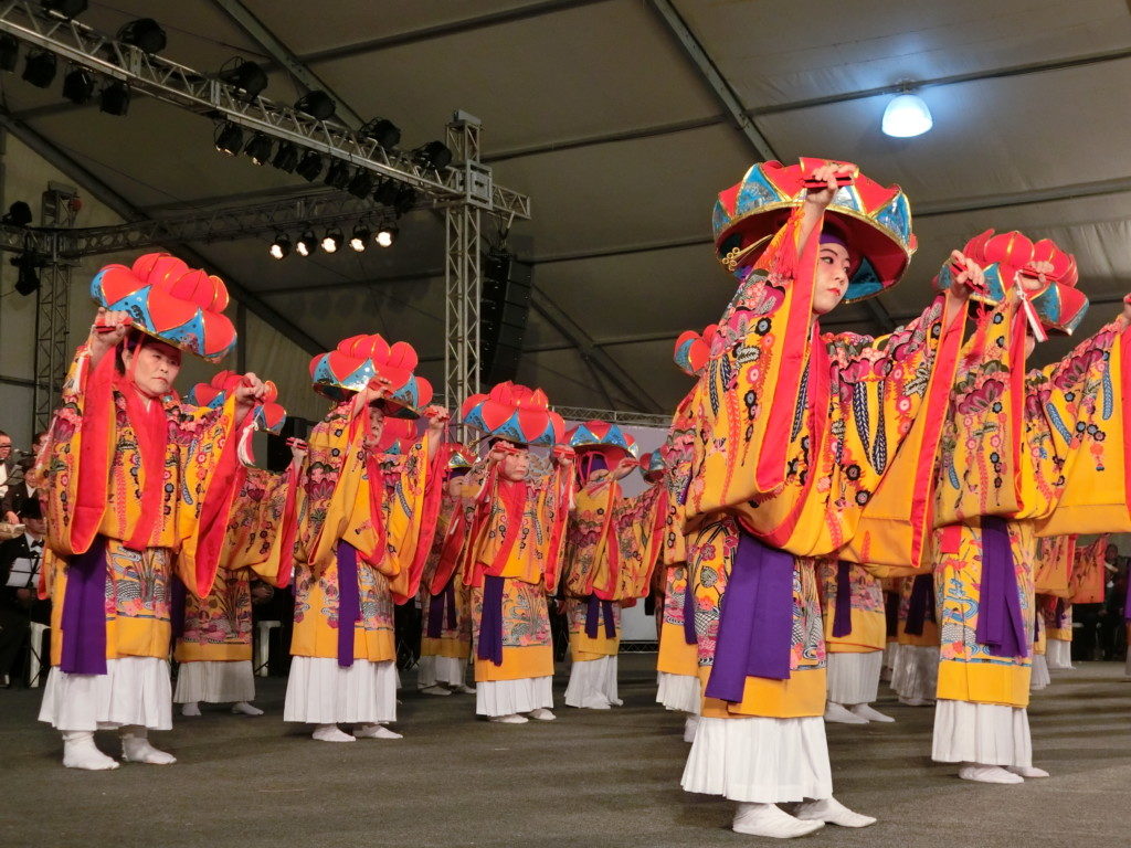 色鮮やかな衣装を纏った琉球舞踊