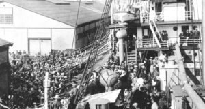 神戸港からの出港風景（『在伯同胞活動実況写真帳』（竹下写真館、１９３８年）