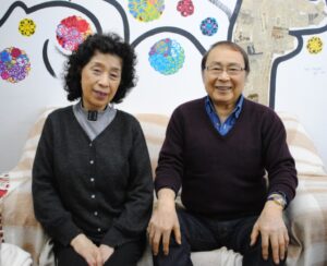 妻宏子さんと共に