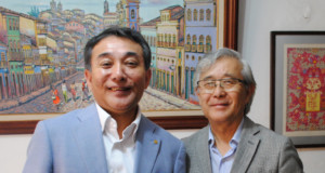 （左から）来社した藤麻理事と須郷会長