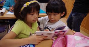 静岡県内の「のびっこクラブみしま」で勉強する子供たち（秋山郁美＝撮影）