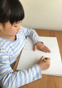 勉強する子ども（image by: www.photo-ac.com）