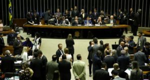 １１時間に及ぶ討議の末、上下両院本会議は５日に再開となった。(Marcelo Camargo/Agência Brasil)