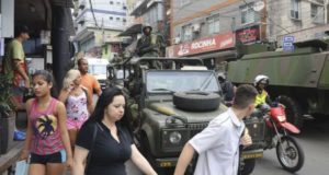 ファヴェーラの中を巡回する軍の兵士や軍用車（Vladimir Platonow/Agencia Brasil）