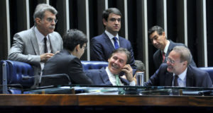 上院での審議の場でのジュカー上議（左端、Geraldo Magela/Agência Senado）