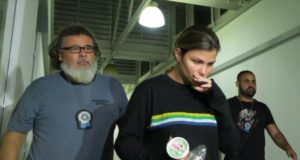 警察に連行されたネンの妻（Vladimir Platonow/Agência Brasil）