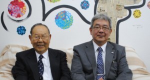 （左から）来社した近沢理事長、鈴木副理事長