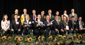 来賓らで記念撮影（下段左から３番目から杉山県議会議長、内堀知事、永山会長）