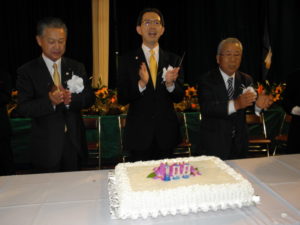 杉山県議会議長、内堀知事、永山会長（左から）