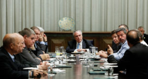 ２３日、連立与党リーダーたちと会議を行うテメル大統領（Alan Santos/PR）