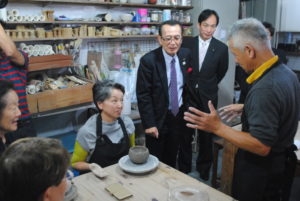 陶芸講座を視察する竹中副知事