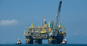 初の純国産海上石油生産プラットフォームＰ-５１（By Divulgacao Petrobras/ABr - Agencia Brasil, via Wikimedia Commons）