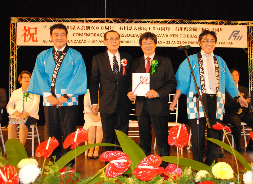 激励金を受け渡す竹中副知事（左から２番目）と森本会長