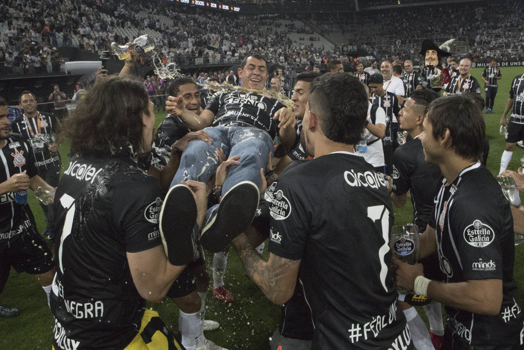 胴上げされるコリンチャンスのファビオ・カリーレ監督（中央・© Daniel Augusto Jr./Ag. Corinthians）