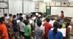 全日コースと日本文化コースの児童が一緒に学ぶ音楽の授業