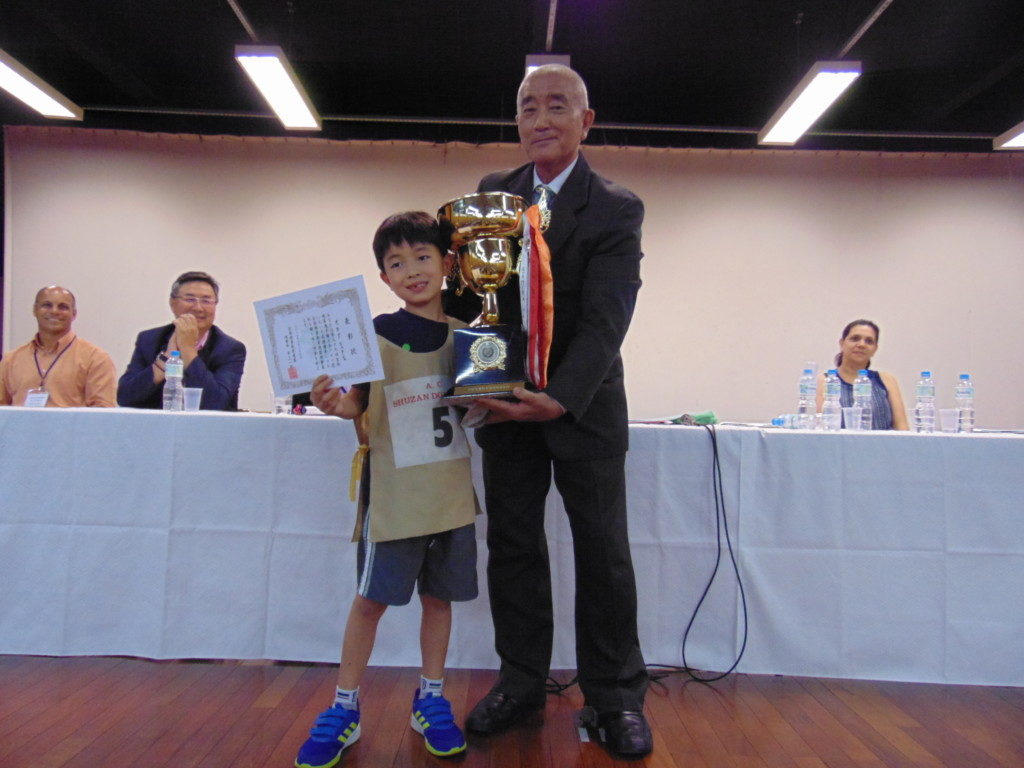 優勝した岡田君と斉藤会長