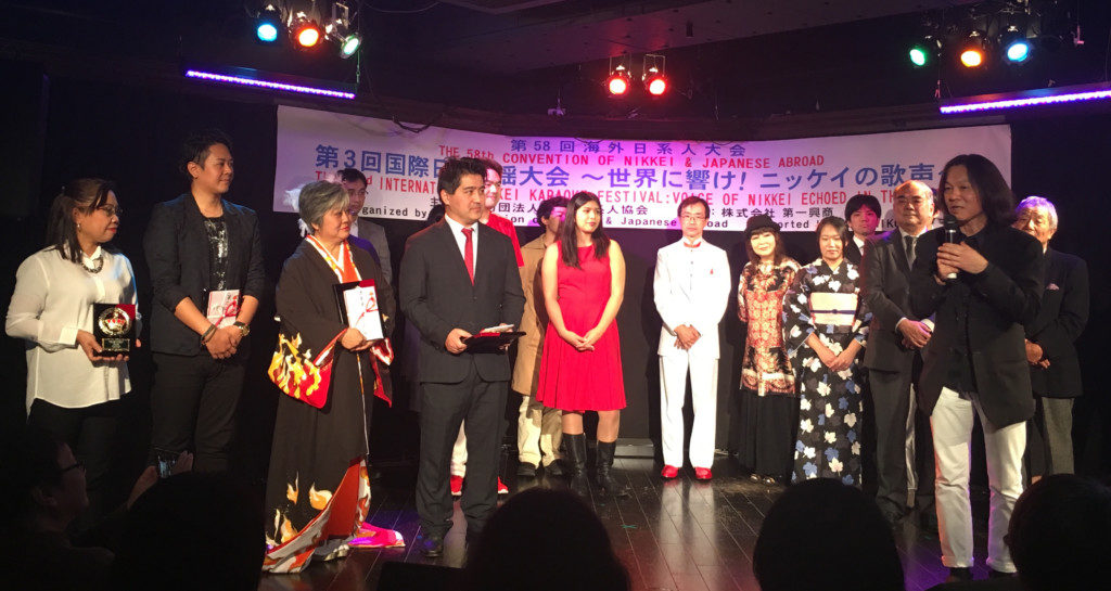 １０月の国際日系人歌謡大会で優勝した時の中島さん（左から４人目）