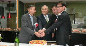 （左から）ケーキカットで慶事を祝した仁坂知事、谷口会長、野口総領事、尾崎議長