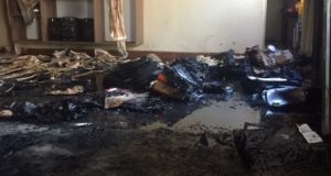 教材や天井などが焼けた教室（Polícia Militar/Divulgação）