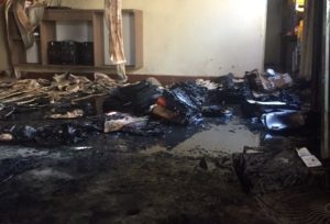 教材や天井などが焼けた教室（Polícia Militar/Divulgação）