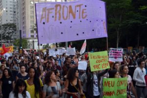 ＰＥＣ１８１に抗議する人々（Rovena Rosa/Agência Brasil）