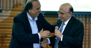 リオ州財政再建案を締結した際のペゾン州知事（左）とメイレレス財相（右）（Tânia Rêgo/Agência Brasil）