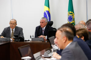 下院の与党各党リーダーたちと会合するテメル大統領（中央）（Alan Santos/PR）