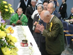 献花に列を成した慰霊法要