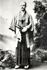 １８８９年に立ち寄った日本で、着物姿で記念撮影したレオポルド親王（日本移民史料館蔵、[Public domain], via Wikimedia Commons）