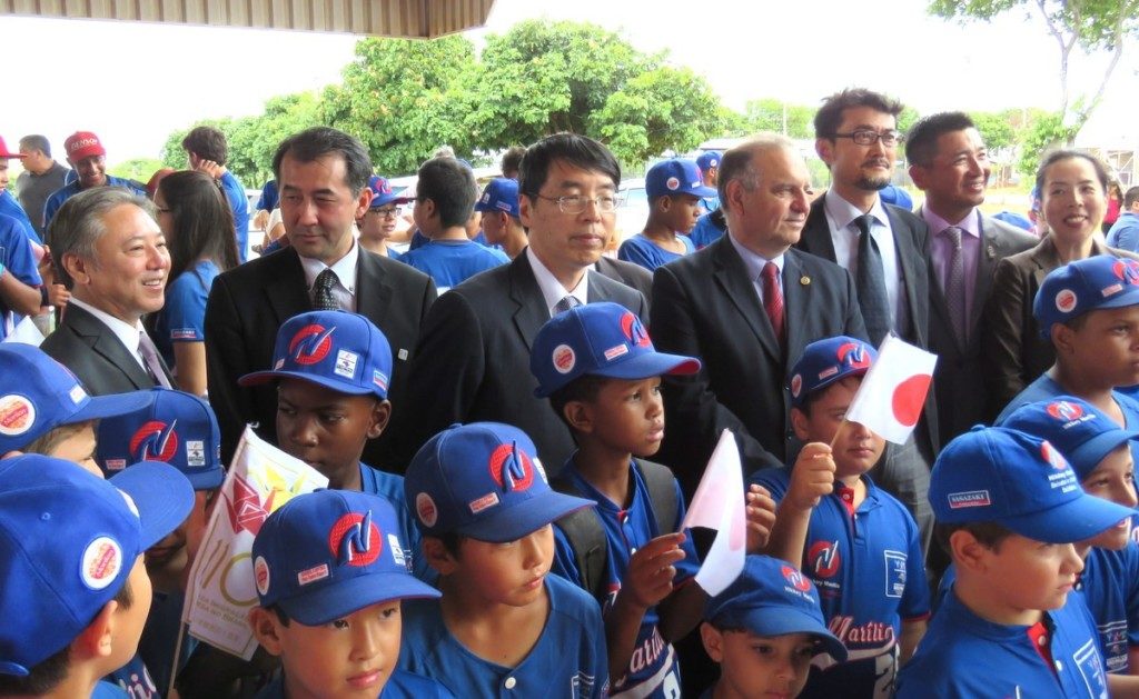 ニッケイ・クラブで歓迎を受けた山田駐伯大使と野口在聖総領事（提供写真）