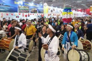 日本祭りの大舞台の様子