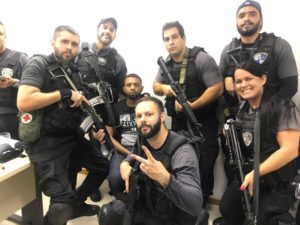 逮捕したロジェリオ１５７を中心に笑みを浮かべる警官たち（Redes sociais）