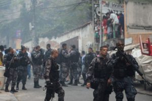 ファヴェーラでの騒乱を鎮圧するリオの警察（Fernando Frazão/Agência Brasil）