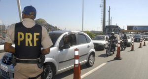 交通量の増えるこの時期、事故を防ぐための監視を行う職員たち（参考画像・Arquivo/Agência Brasil）